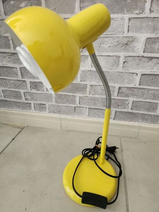 Luminária Amarela em metal