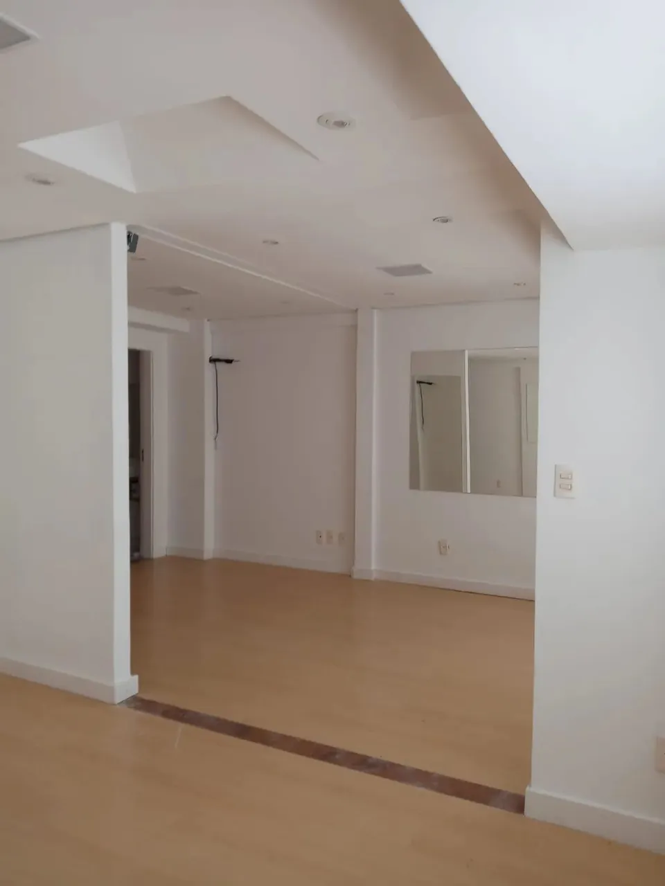 Sala comercial para alugar, possui 40m² no Shopping na Estrada do Coco - Lauro de Freitas 
