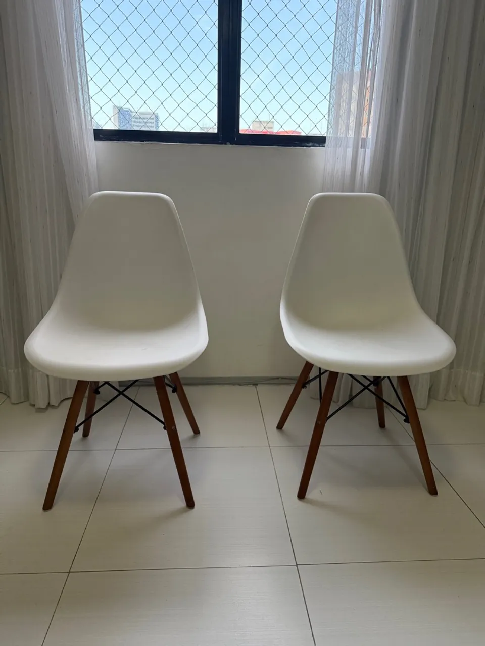 Cadeiras pé palito assento branco