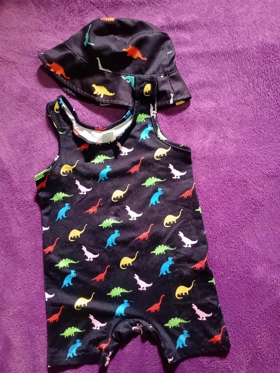 Macacão de Bebê com Dinossauros e Chapéu