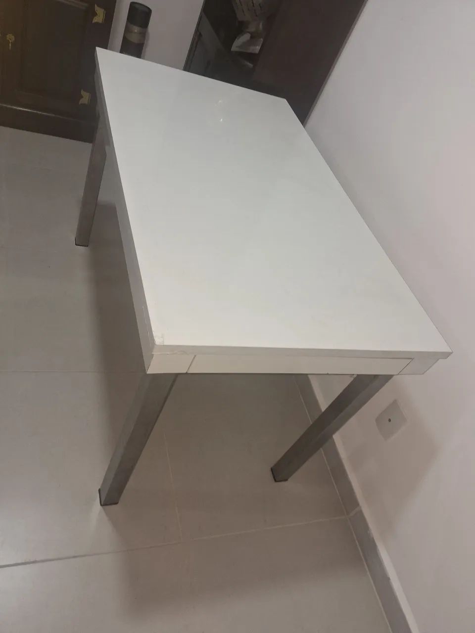 Mesa branca com pernas em alumínio escovado