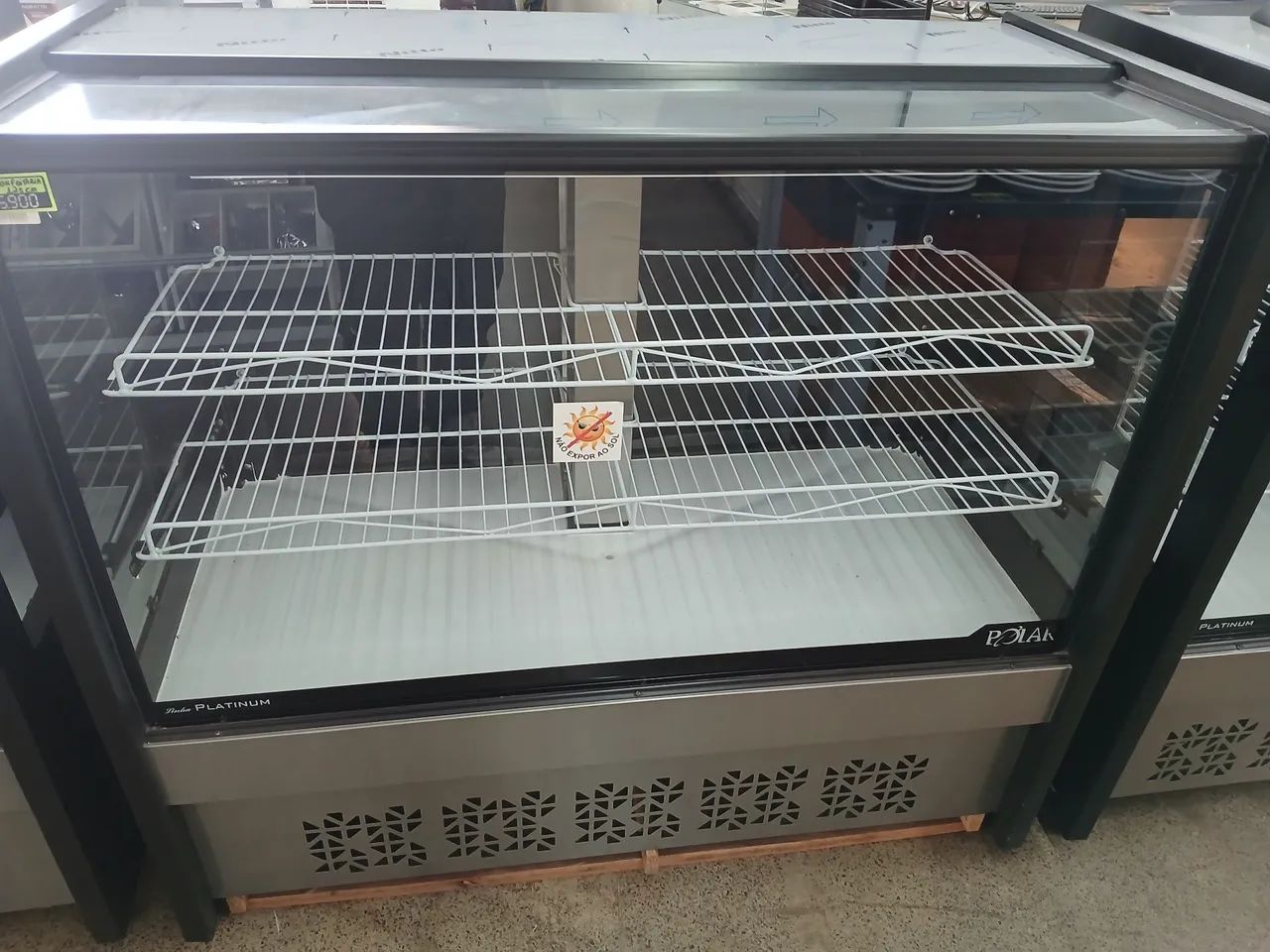 Balcão Vitrine Refrigerado 1,25m Polar para bolos e tortas