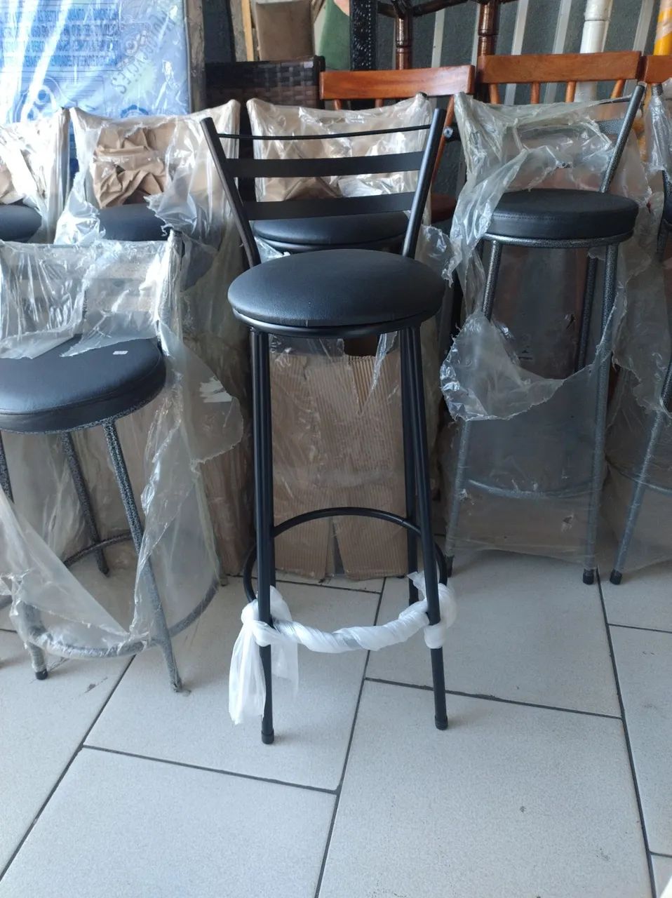 Banqueta alta com encosto NOVAS 75 cm altura até o acento 