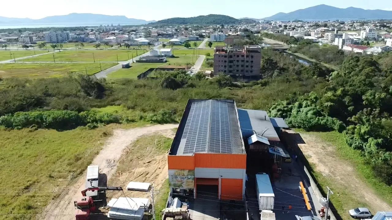 Alugo galpão com terreno para estacionamento ou só galpão 