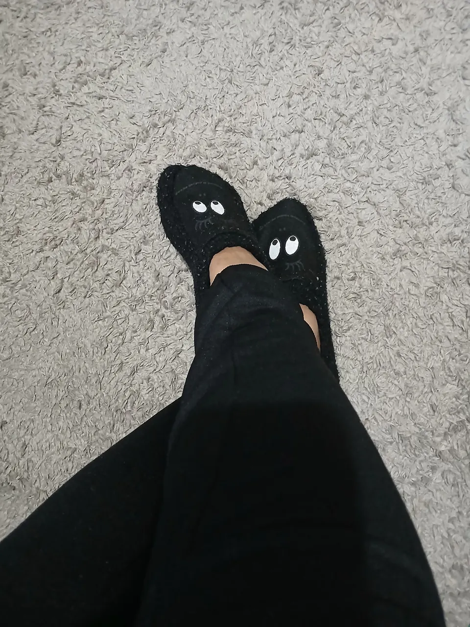 Tapete Felpudo Cinza com Meias Divertidas