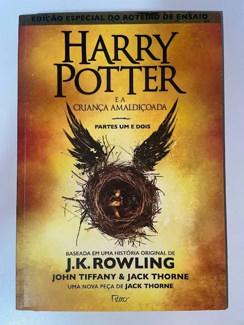 Livro "Harry Potter e a Criança Amaldiçoada" da editora Rocco