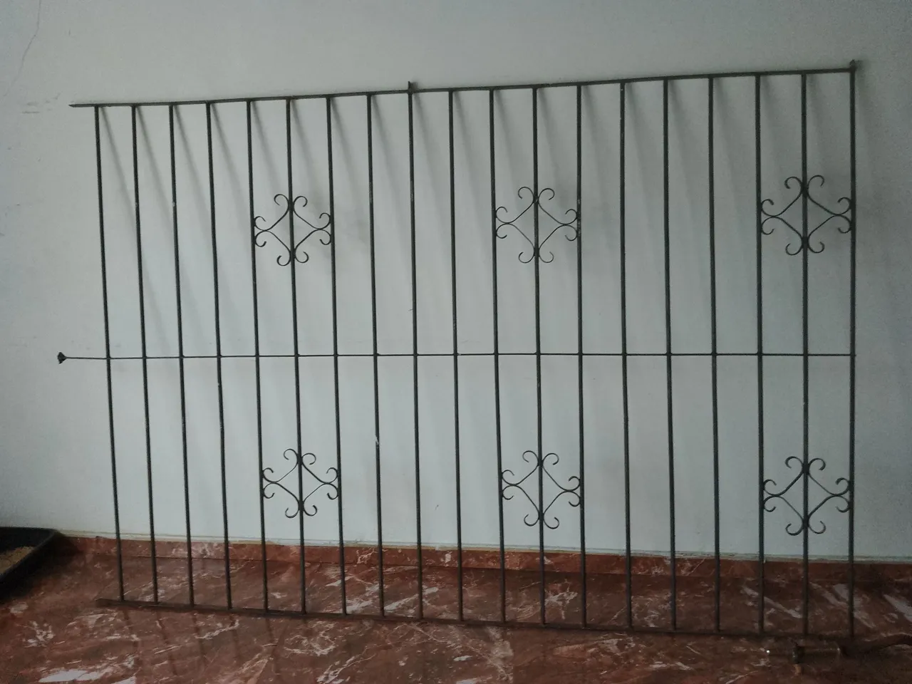 Grade de ferro com detalhes decorativos
