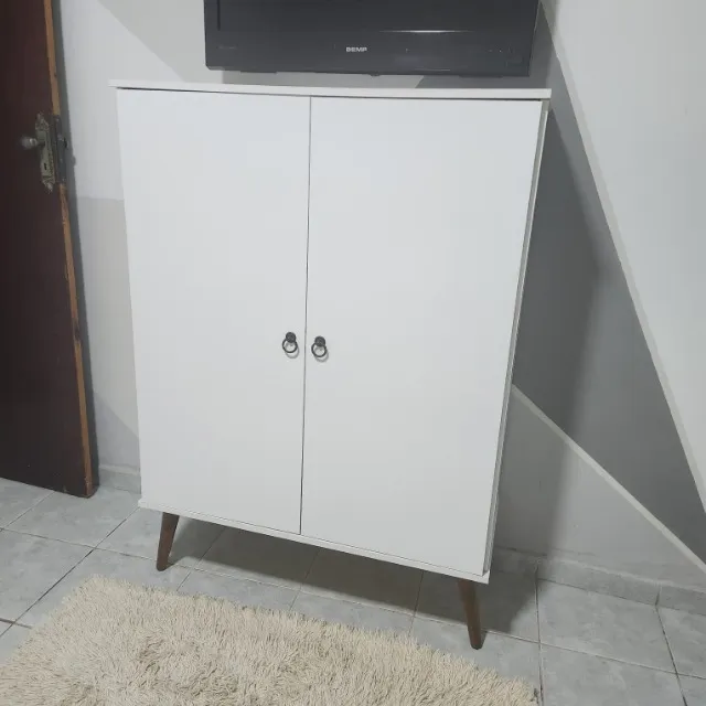 Roupeiro pequeno muito conservado.
