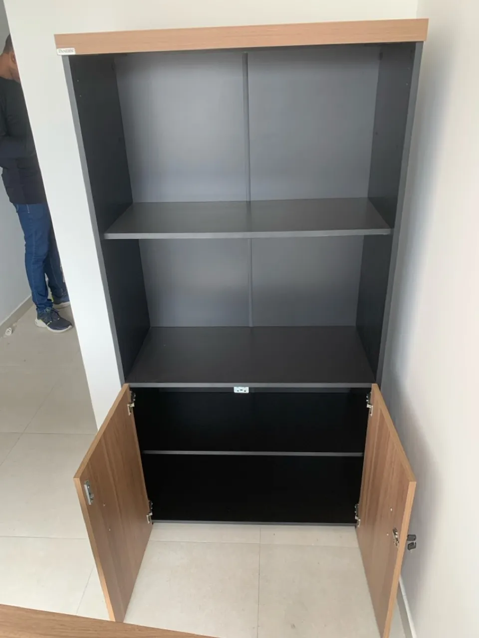 Armário de Escritório Elegante e Funcional