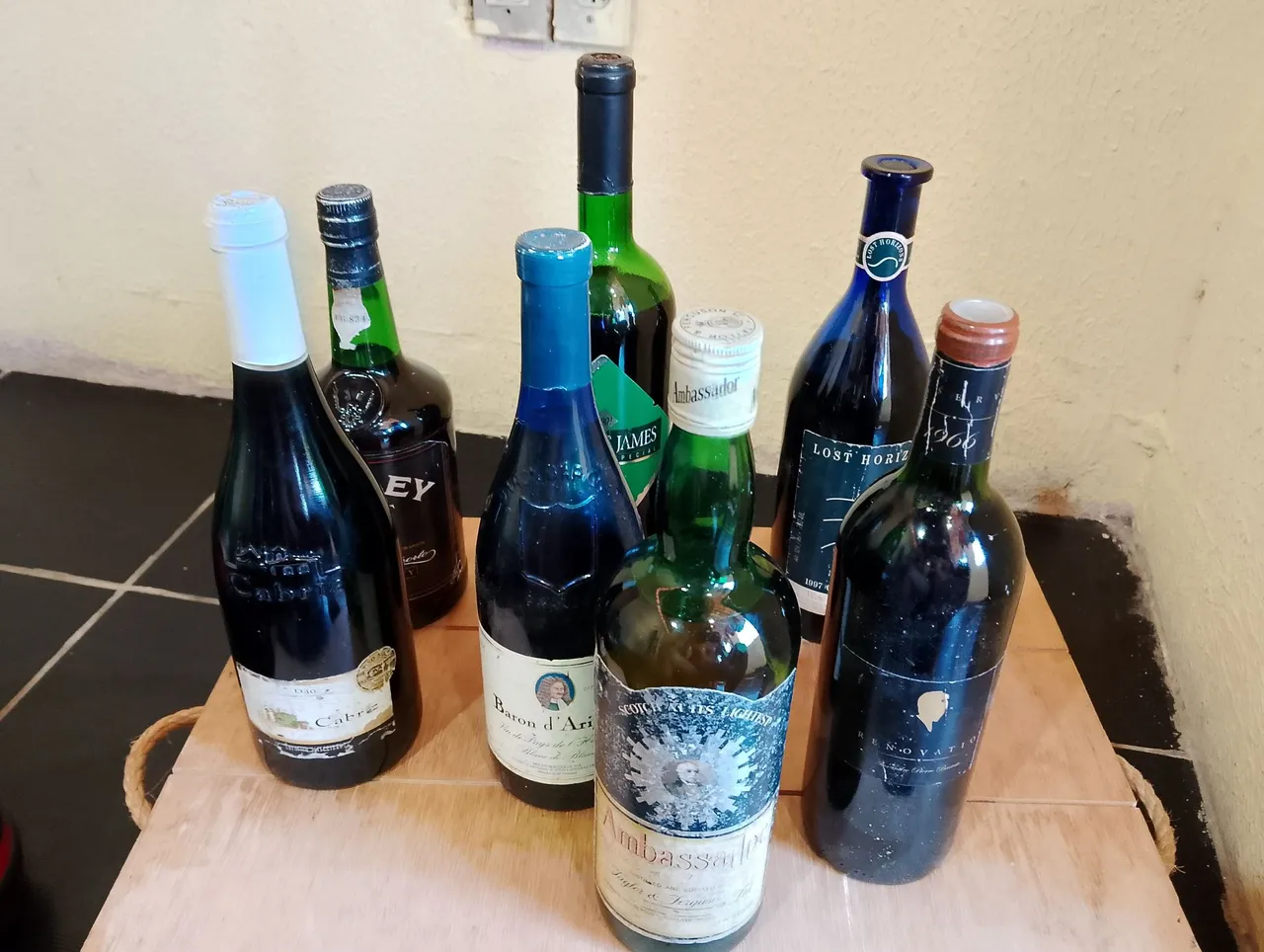 Coleção de Garrafas de Vinho Antigas