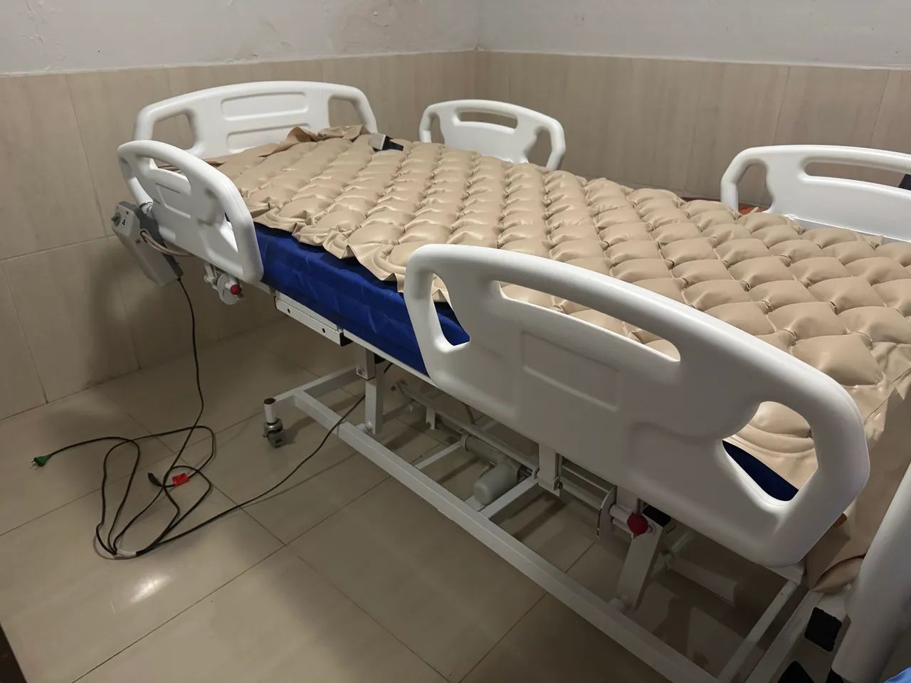 Cama Hospitalar Motorizada + colchão pneumático  - Foto 4