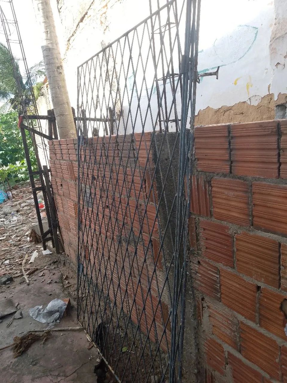 Portão em bom estado.