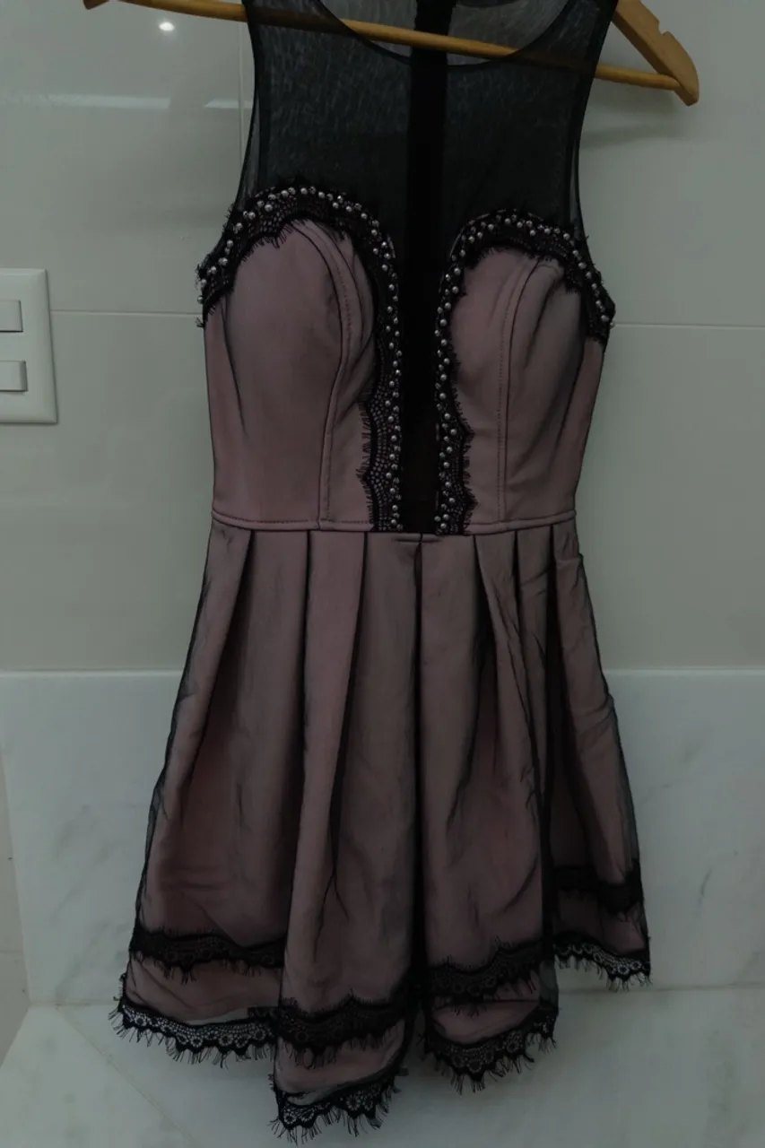 Vestido Rosa com Detalhes em Renda e Pérolas