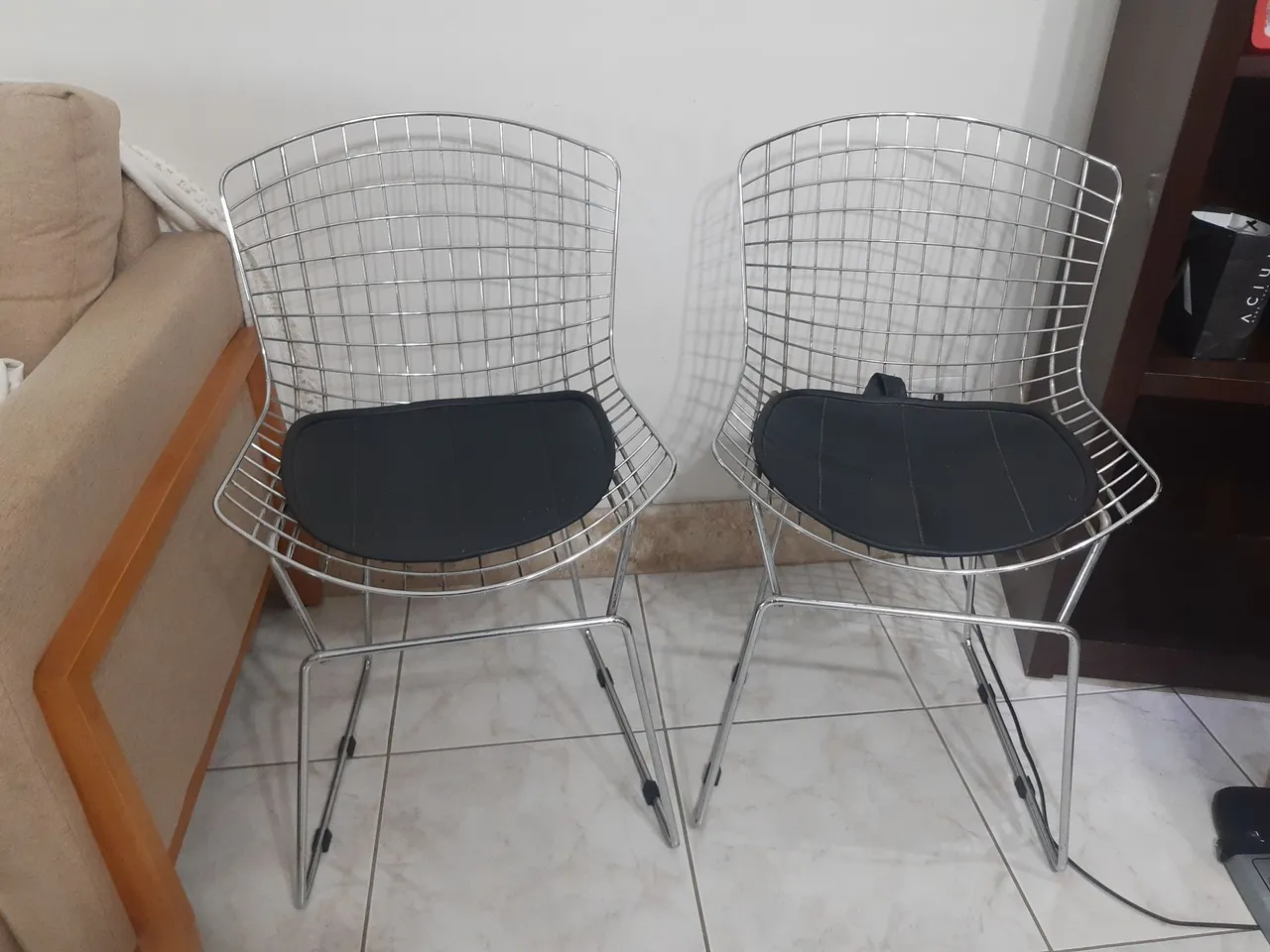 2 Cadeiras bertoia Cromadas com Assento Preto