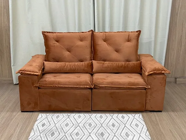 Sofá de 3 lugares em tecido marrom, confortável e elegante. Perfeito para sua sala de esta