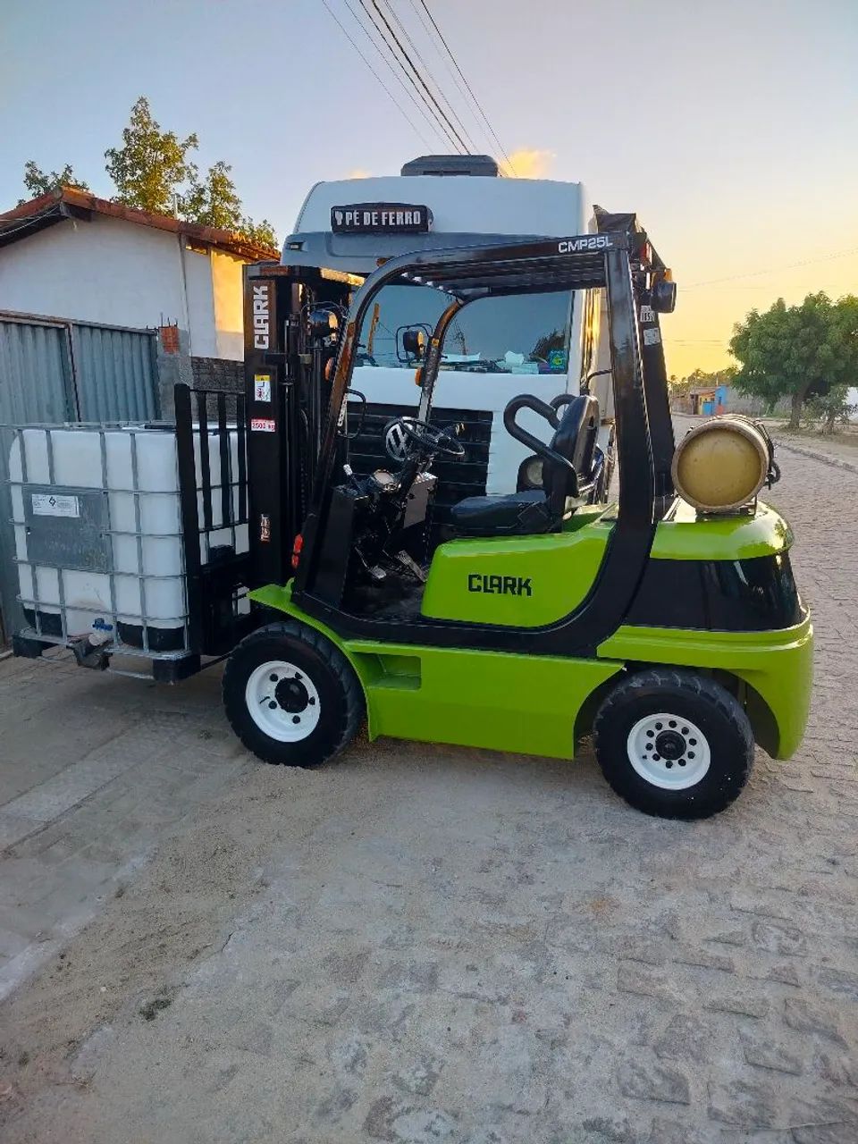Empilhadeira clark - Foto 2
