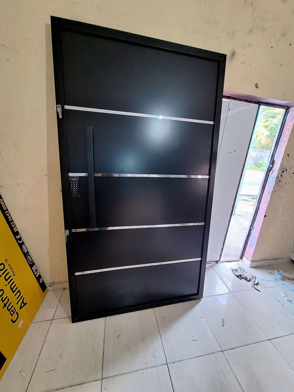 Porta de entrada em acm preto com puxador de aço inox - Foto 3