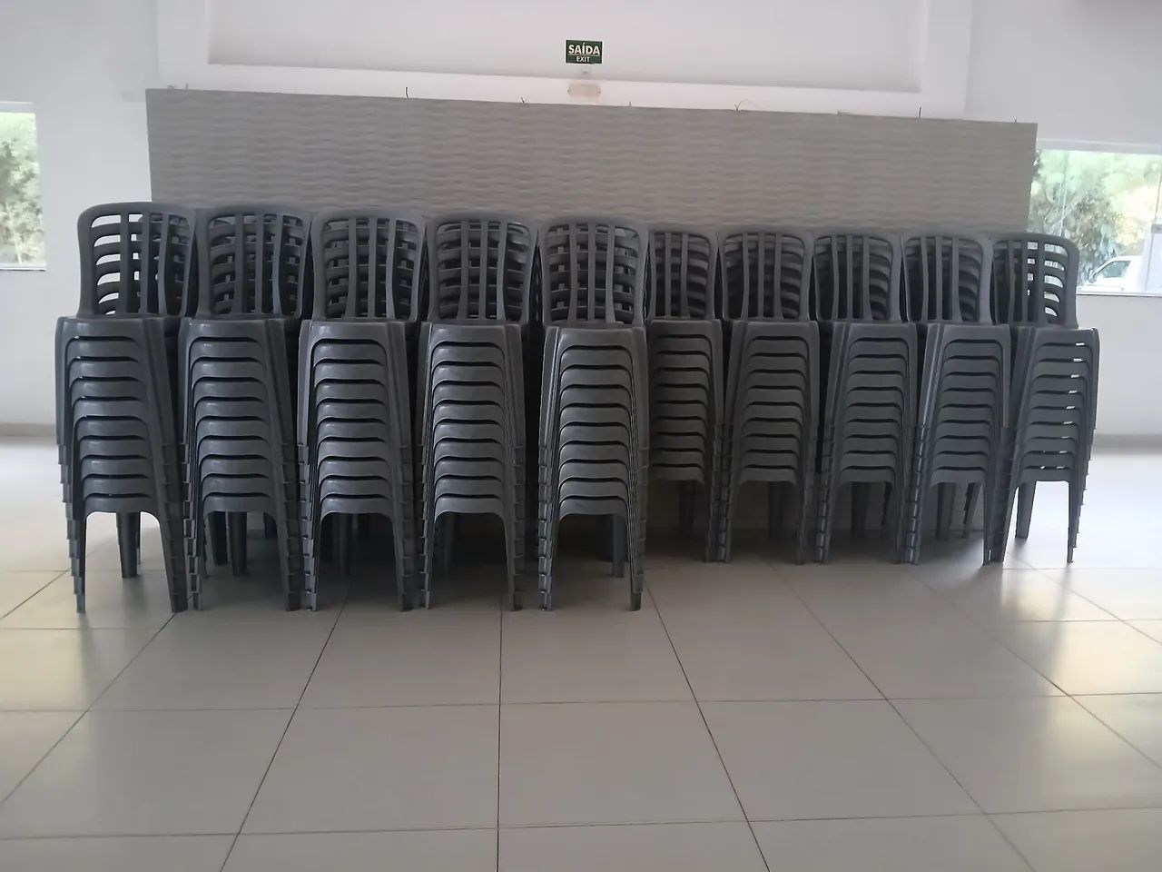 Aluguel de Cadeiras e Mesas Cinza - Certificadas Inmetro  - Foto 4