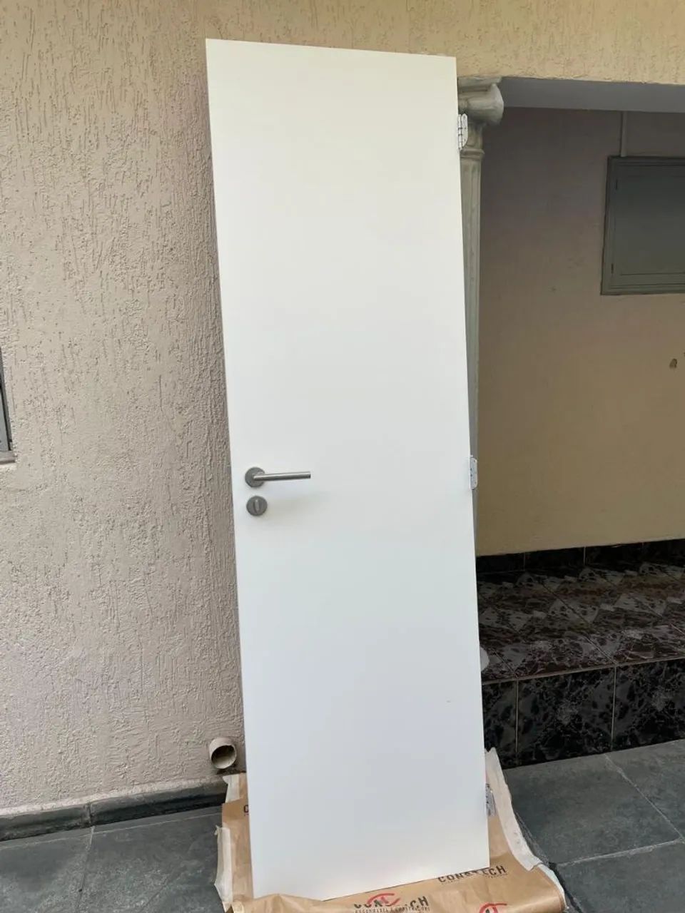 Porta Interna -banheiro-2,10x0,62-laqueada branco- com dobradiças e fechadura Arouca - Foto 2