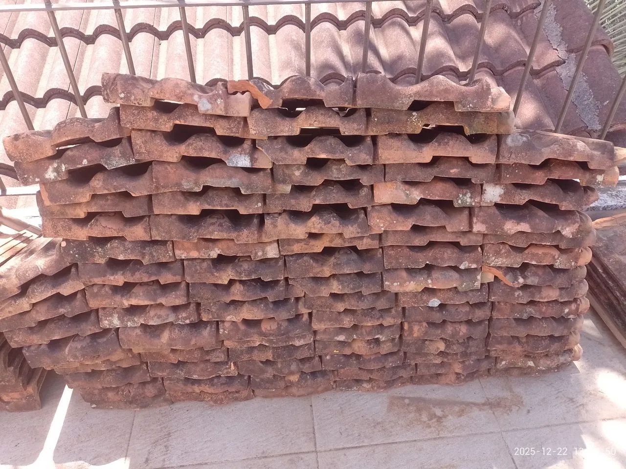 Lote de 87 telhas francesas - encaixe lado direito  - Foto 3