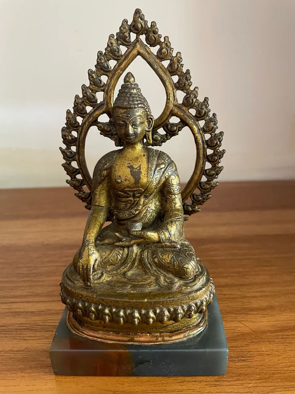 Buda Decorativo em Metal com Base em Pedra - 17 cm - Foto 2