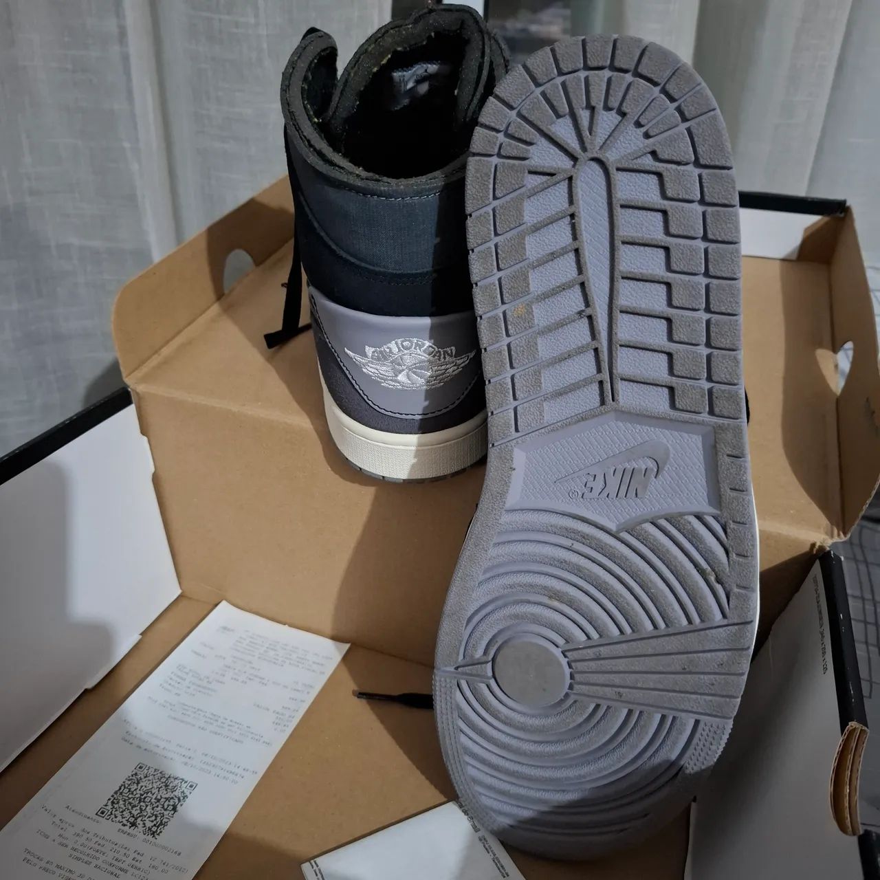 Air Jordan 1 Mid SE Craft Inside Out - Cinza e Preto - Foto 4