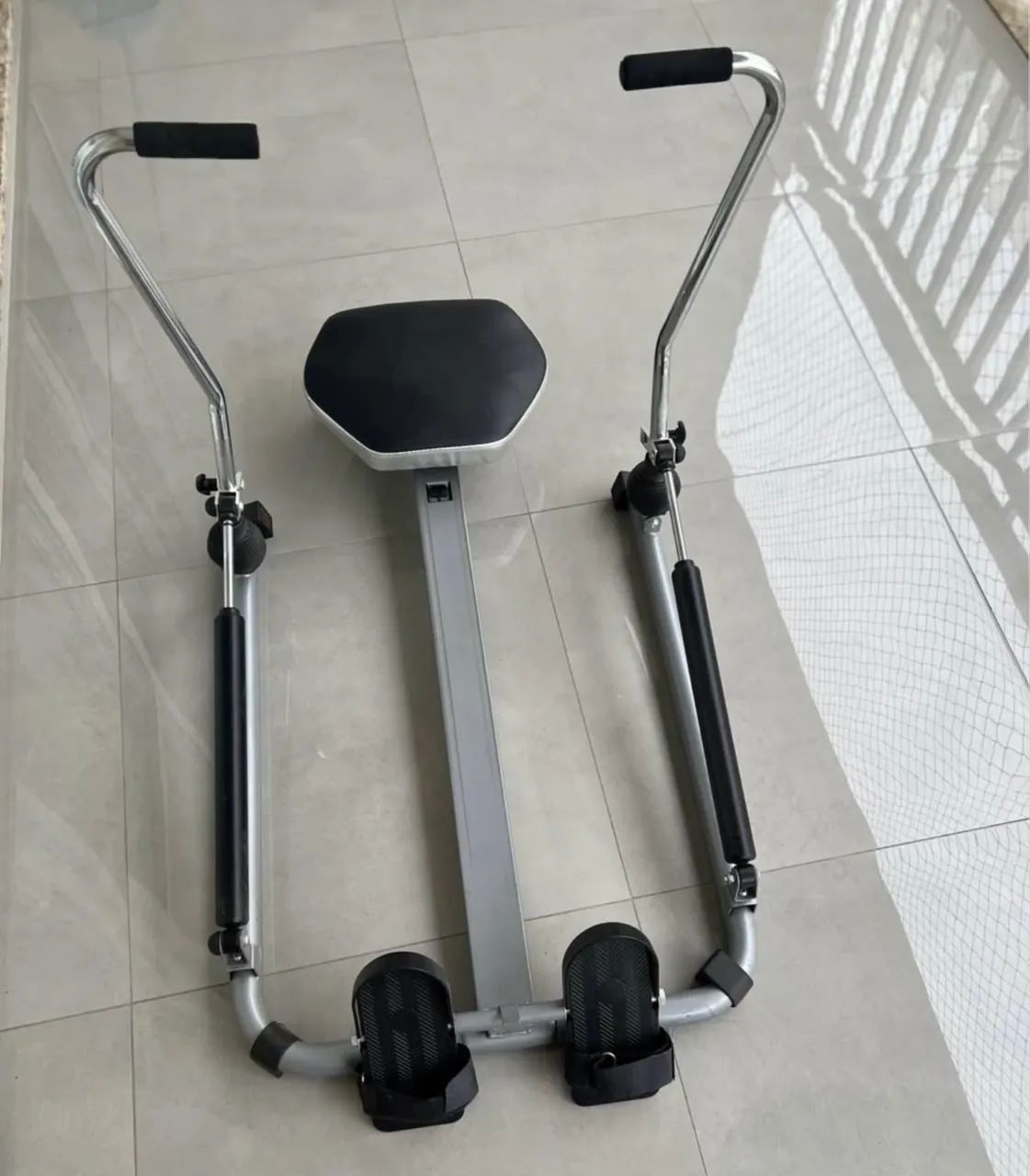 Aparelho remador com pegada aberta63824634242435124