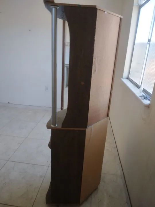 Rack de canto em madeira com prateleiras de vidro - Foto 3