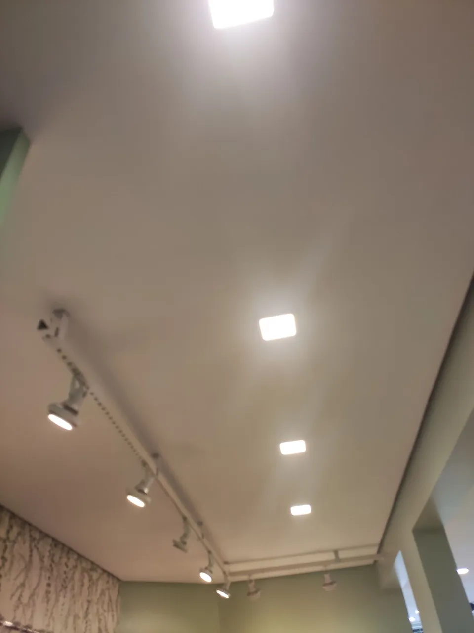 Trilhos de iluminação com lâmpadas