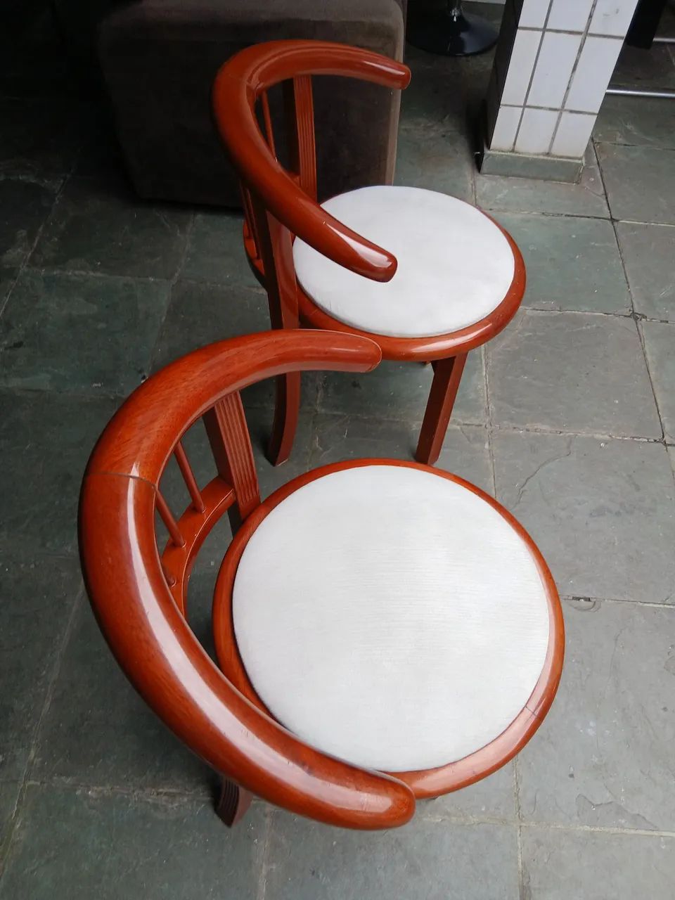 Par de Poltronas de Madeira Maciça novinhas. - Foto 3