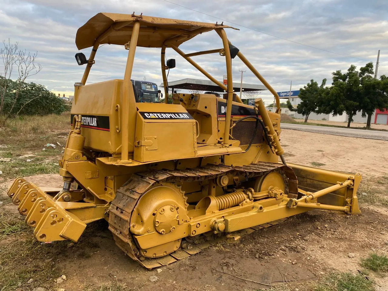 Trator de Esteira Caterpillar D4 - Pronta para o trabalho!