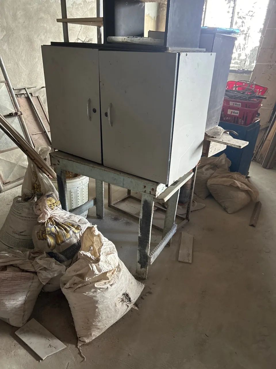Armário com prateleiras em MDF Usado 