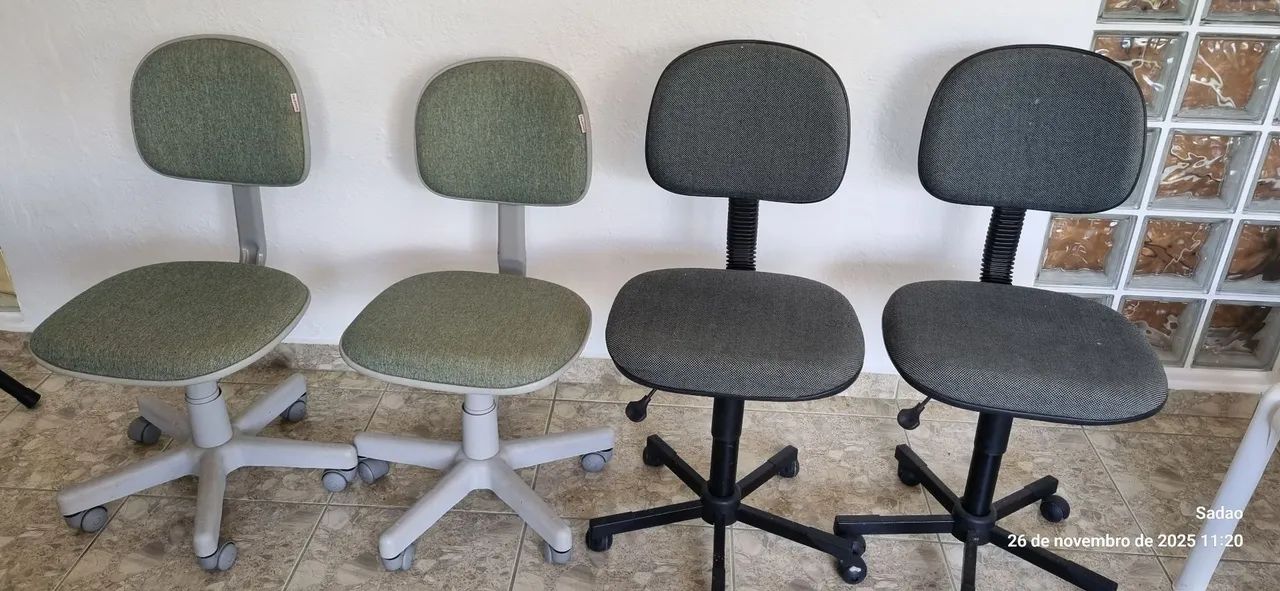 Cadeira de escritório  giratória...