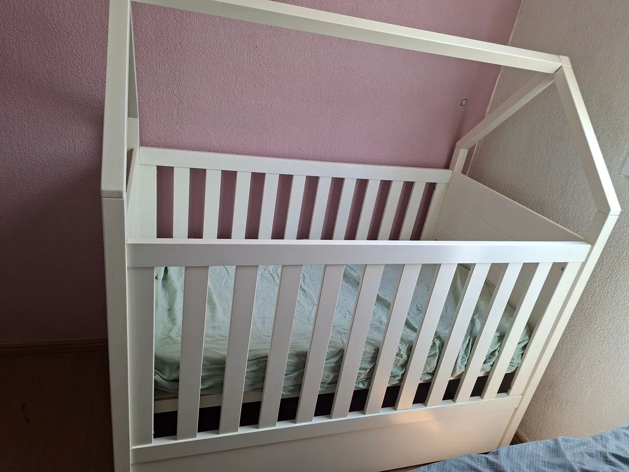 Berço branco montessoriano