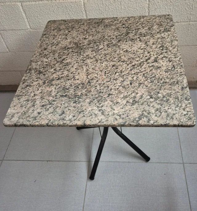 Conjunto Mesa Quadrada com Tampo em Granito e 4 Cadeiras
