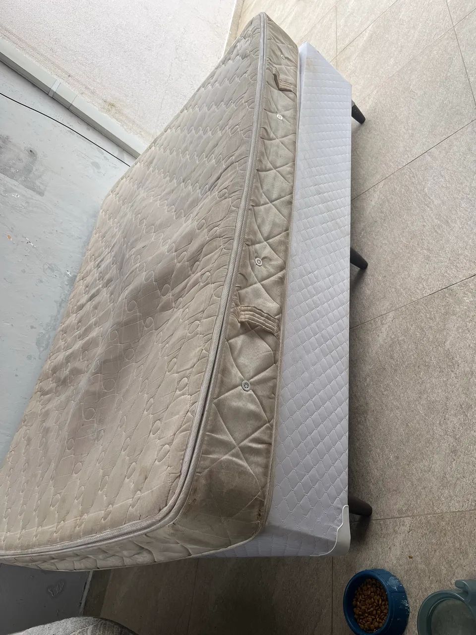 Cama  doando 