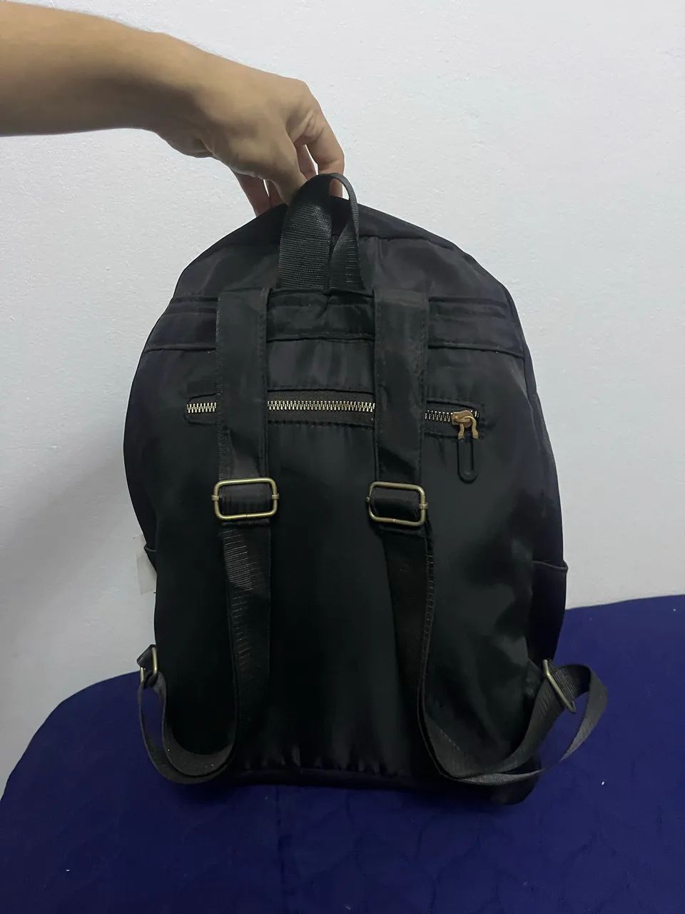 Mochila feminina preta com vários compartimentos  - Foto 3