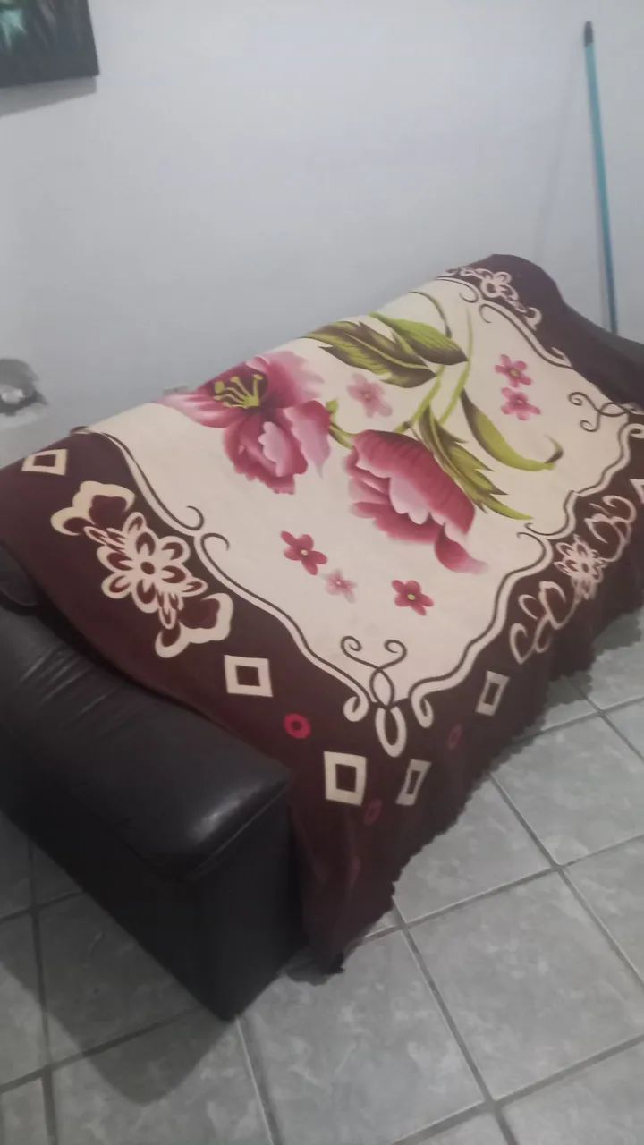 Sofa de 3 lugares e uma comoda com 4 gavetas