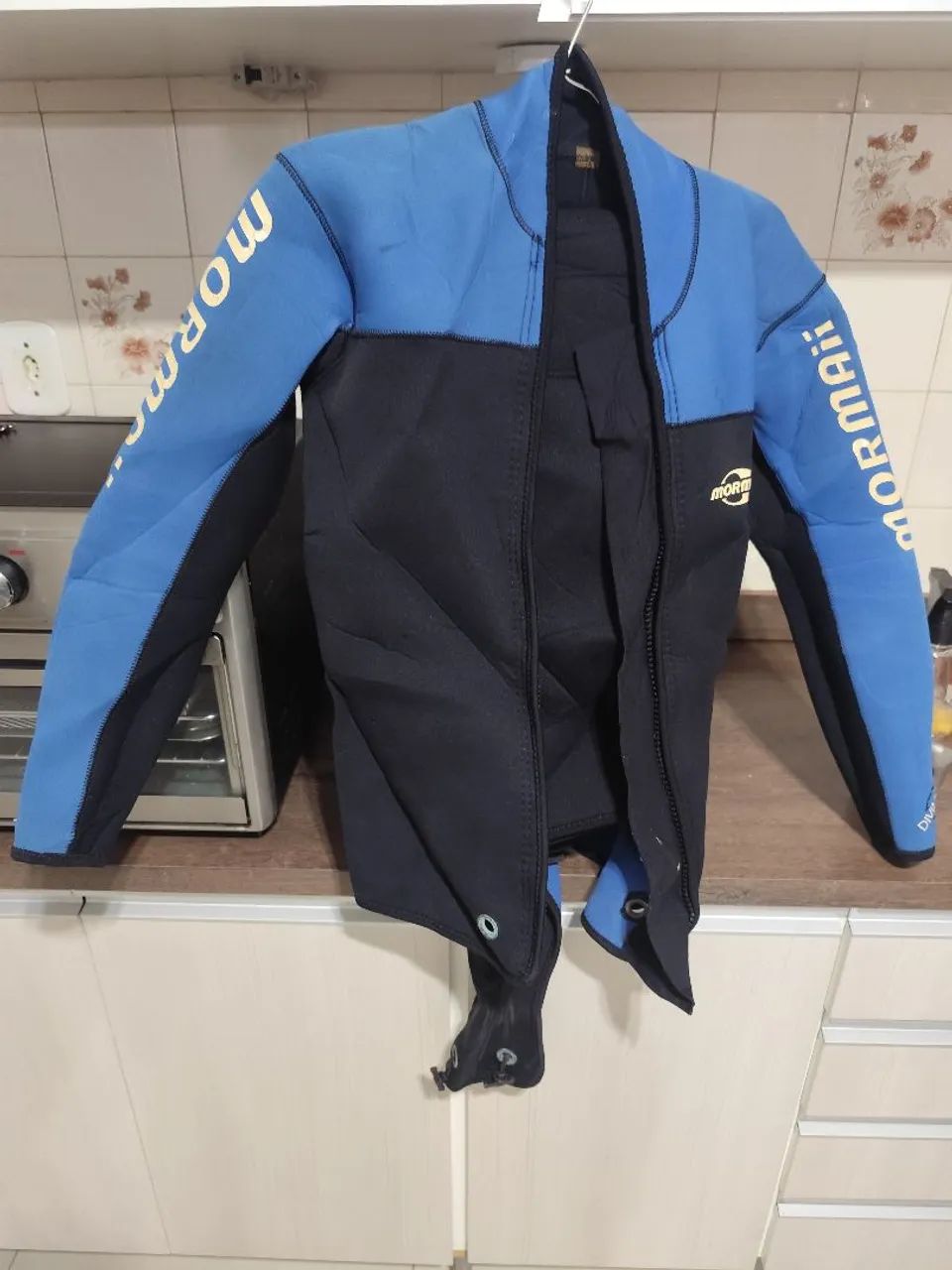 Roupa de mergulho + touca + cinto + chumbo + faca