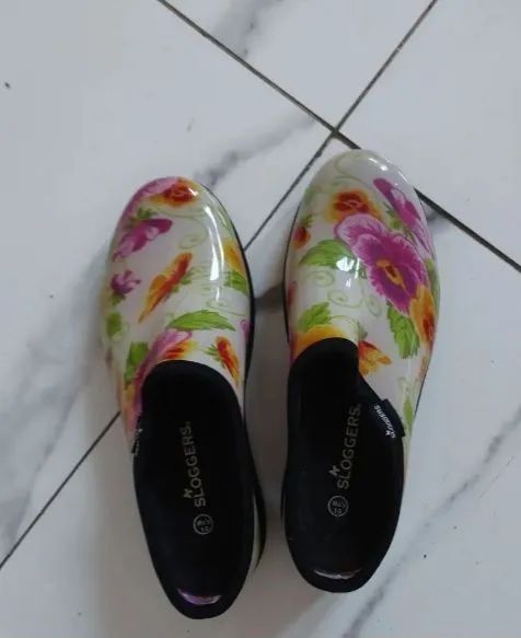 Bota plástico ideal para chuva e jardim  - Foto 4