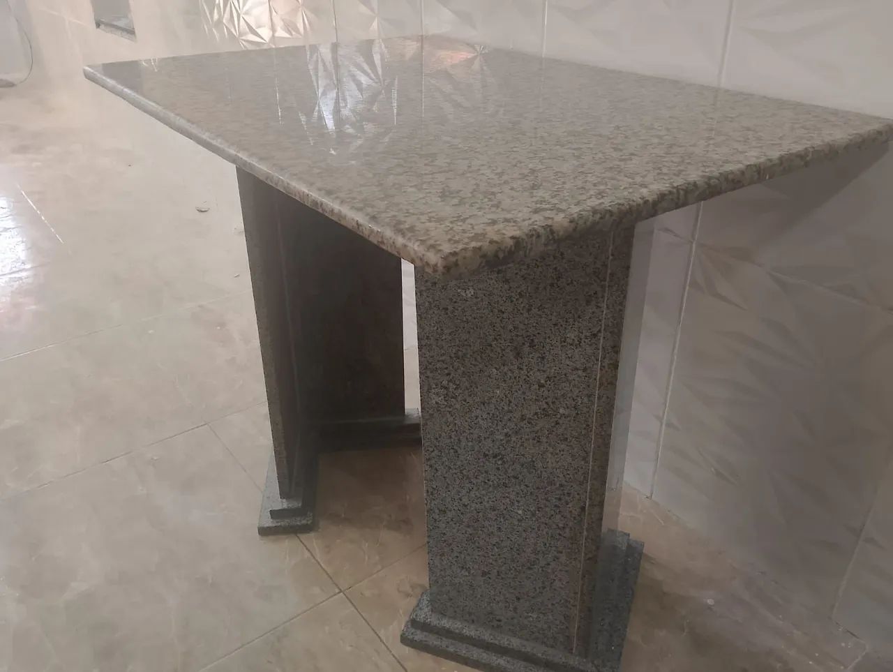 Mesa de Granito Resistente e Conservada - 100cm x 70cm
