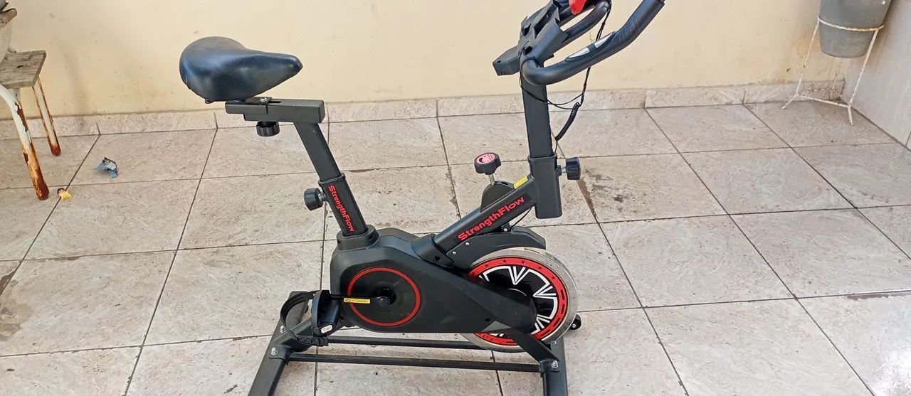 Bicicleta ergométrica e pesos