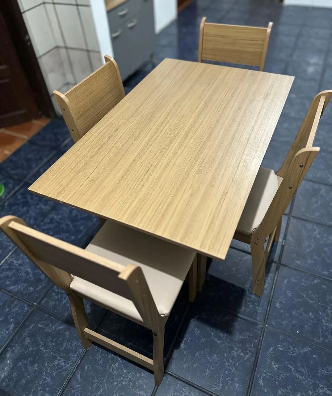 MESA DE JANTAR COM 04 CADEIRAS - Foto 2