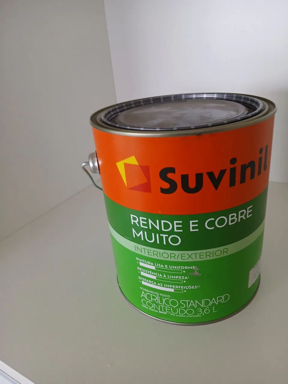 Vendo um galão cheio de tinta grossa branco neve de3 litros e meio 60 reais 