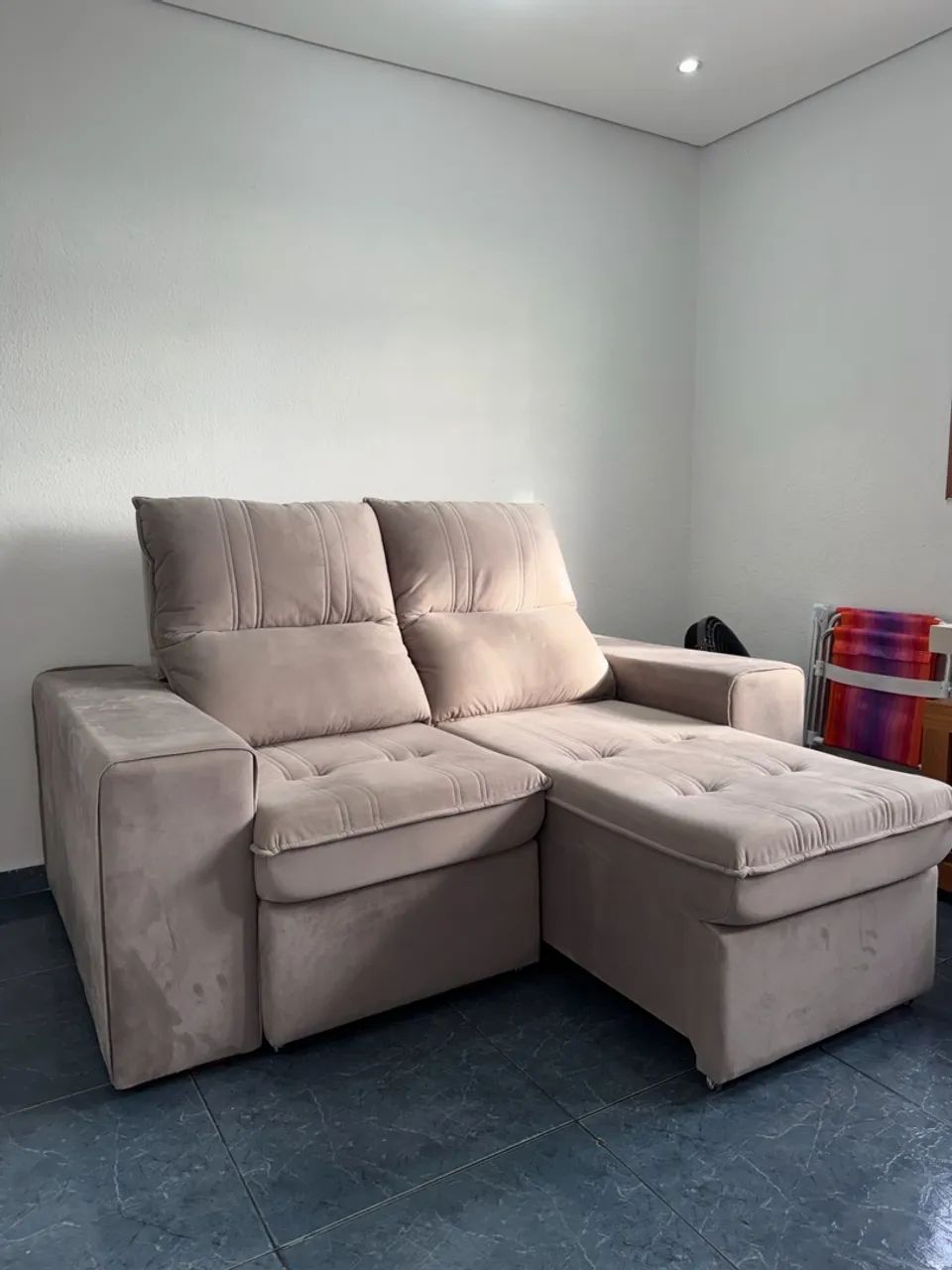 Sofá Retrátil 2 Lugares Bege - Apenas 2 Meses de Uso - Foto 3