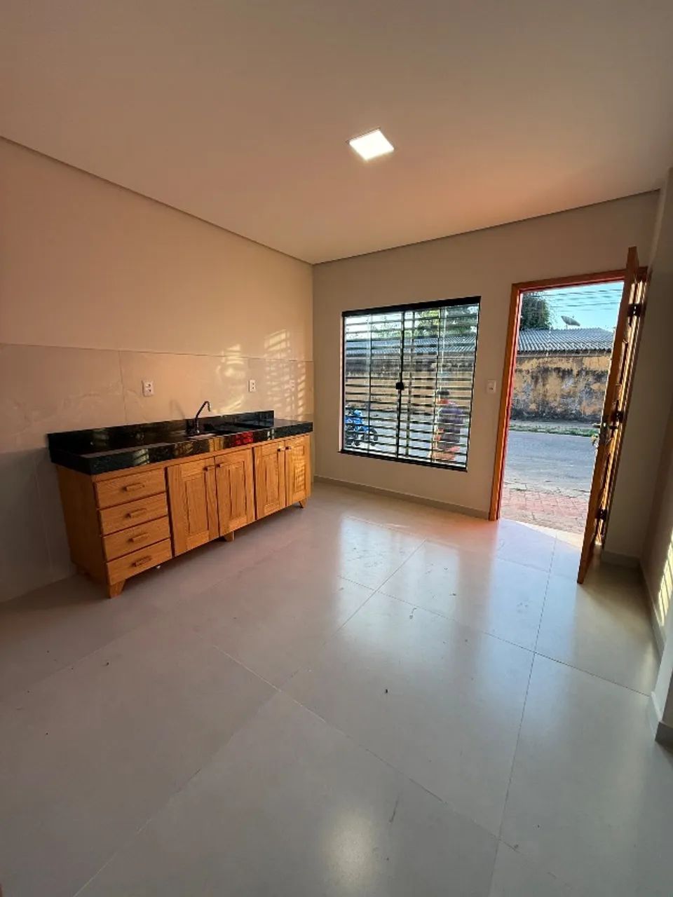 Sala comercial com recepção, banheiro e área de serviço. Disponível p alteração *