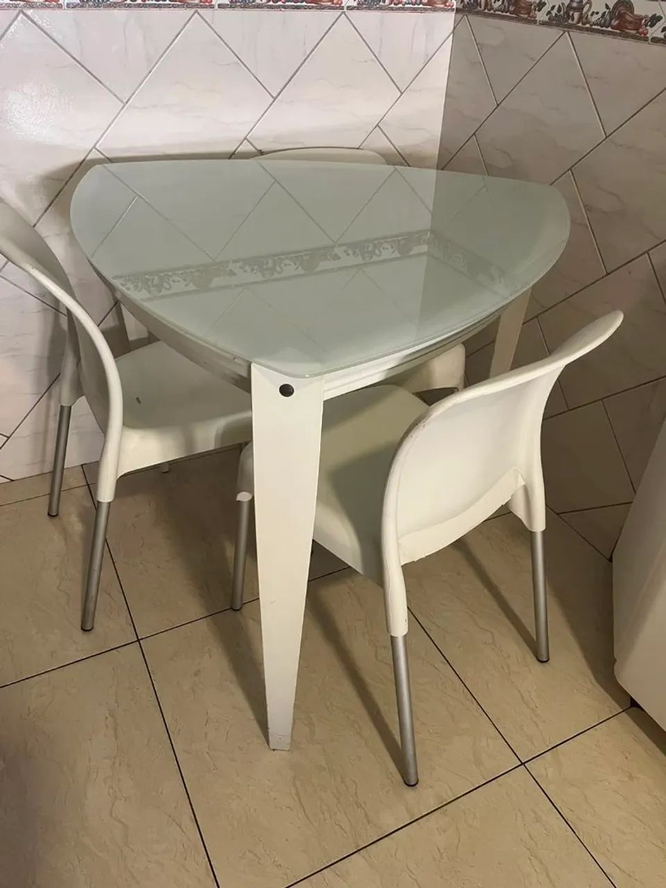 Mesa com 3 cadeiras 