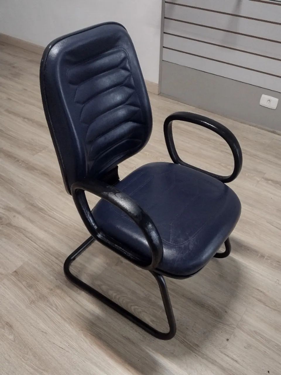 cadeira diretor com assento e encosto gomado cor azul escuro da móveis belo - Foto 3