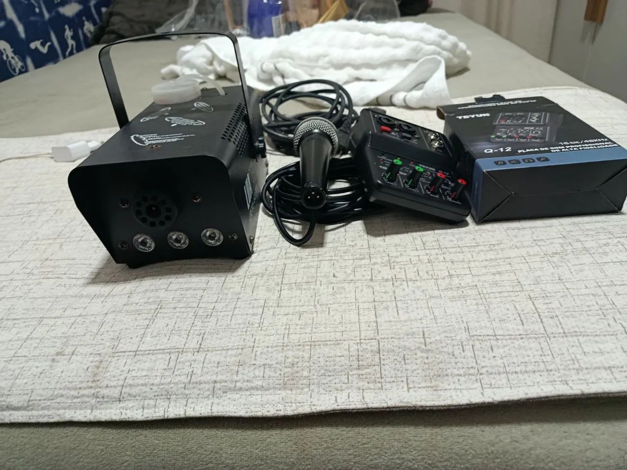 Vendo microfone shure SV 100,máquina de fumaça, interface de áudio  - Foto 3