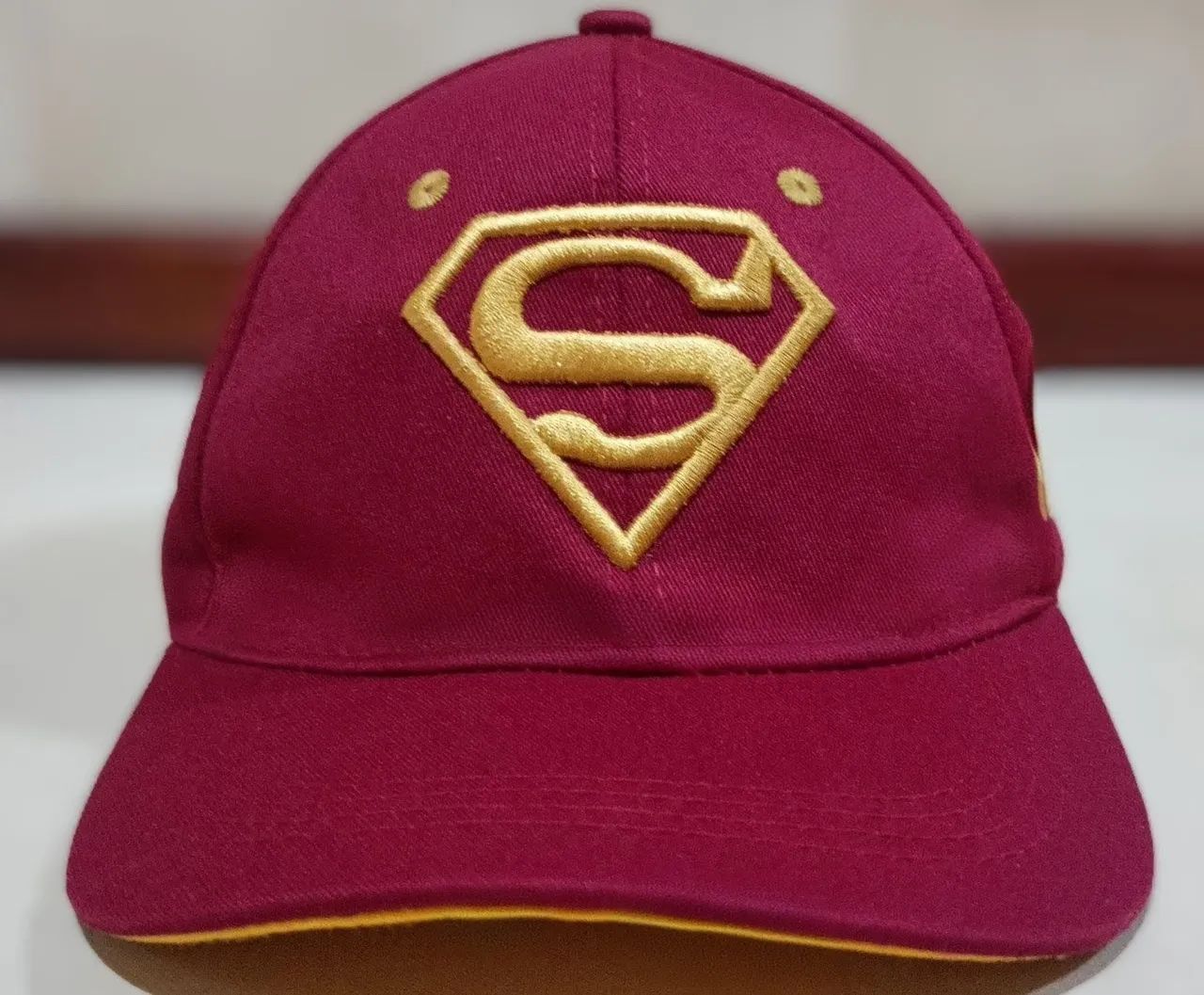 Boné Action Comics - Superman (Vinho, Logo Dourada) - Foto 2